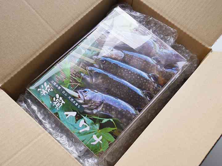 深瀬イワナの梱包箱（外観）